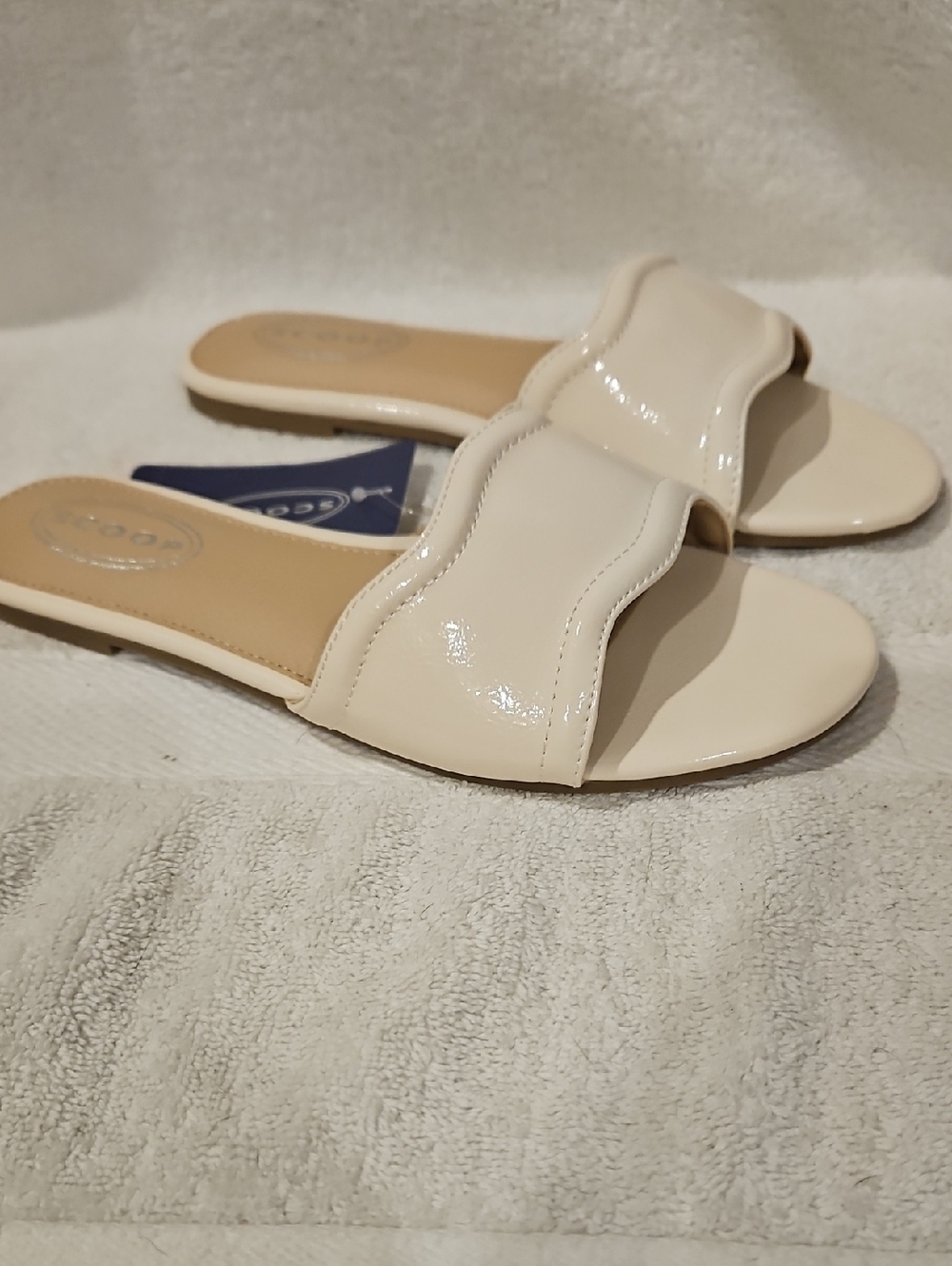SCOOP WAVY FLAT SANDALS